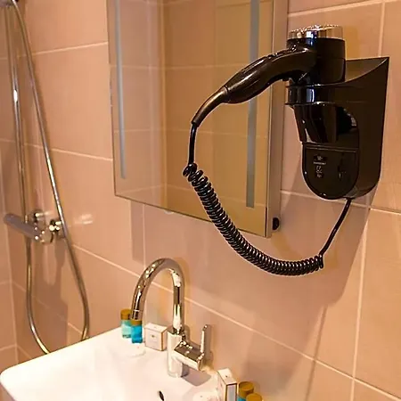 Royal Plaza Hotel 3*