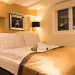 Royal Plaza מלון 3*